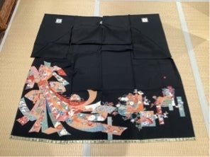 Black formal kimono with noshi pattern and flower design.