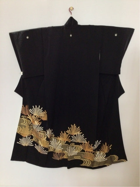 Black formal kimono with flowing water and pine needle pattern, embroidered with gold leaf [4570191710355]