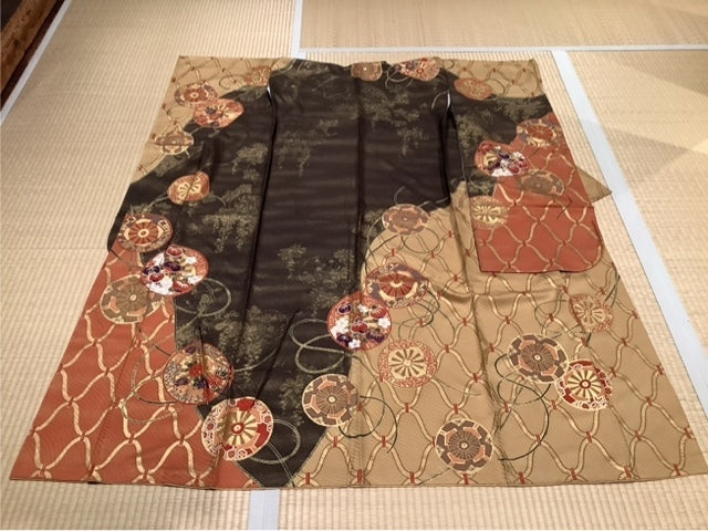 振袖　唐織　ダークブラウン　ダークオレンジ　オリーブイエロー　源氏車　橘　菊　梅　