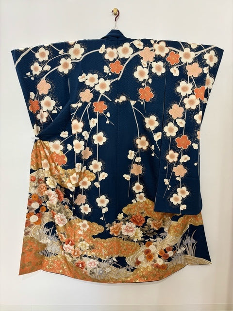 Long-sleeved kimono, navy blue, with peony and cloud pattern, gold embroidery [4570191711949]