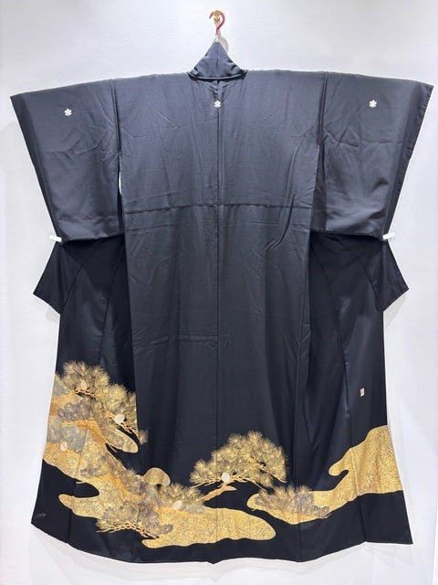 Black formal kimono with Hamamatsu pattern, embroidered by a renowned artist, with gold leaf accents [4570191712922]