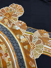 Load image into Gallery viewer, 黒留　駒刺繍　吉祥花唐草文　金彩　4570191715404
