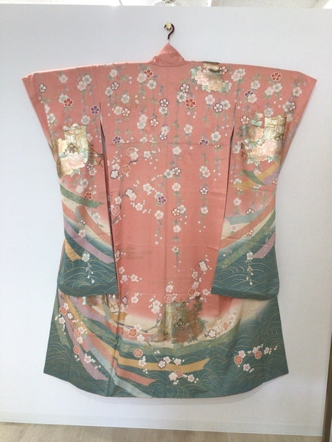 Furisode (long-sleeved kimono) in salmon pink with imperial carriage and peony motifs, gold and silver accents, and gradation [4570191712007]