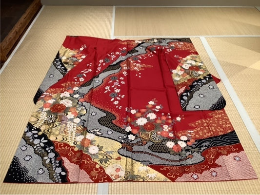 Furisode (long-sleeved kimono): Red and black tie-dye, gold foil, flower cart, flowing water, peony, wisteria, chrysanthemum, weeping cherry blossoms.