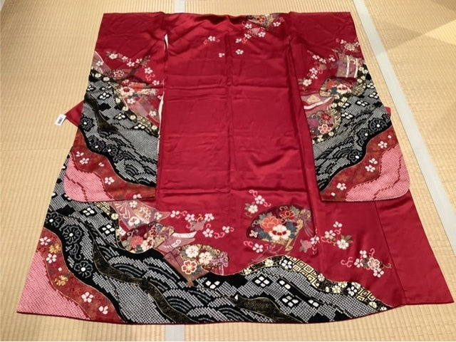 振袖　ルビーレッド　黒　絞り　扇　芍薬　御簾［4570191658206］