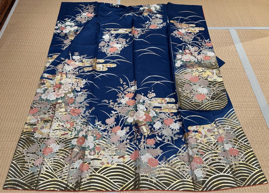 Long-sleeved kimono, navy blue, with a bouquet of flowers, cranes, and gold leaf design [4570191657698]