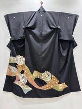 Load image into Gallery viewer, 黒留　吉祥花唐草文　駒刺繍　金彩［4570191717934］
