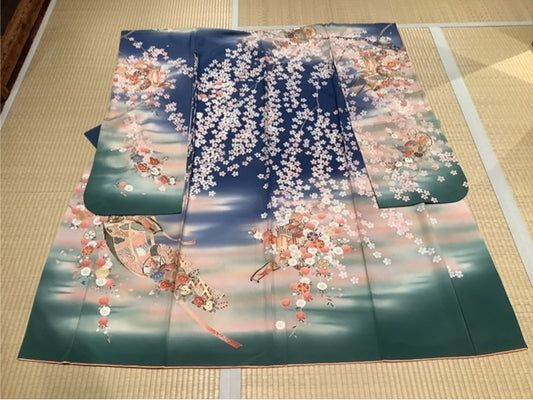 Furisode (long-sleeved kimono) in blue-purple to light green with weeping cherry blossoms and imperial carriage design [4570191658411]