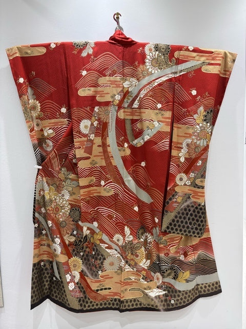 Furisode (long-sleeved kimono) - Red with chrysanthemum and noshi (decorative paper strips) motifs, gold thread and gold embroidery [4570191714360]