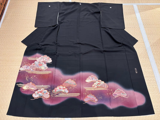 Black formal kimono, premium Suzhou embroidery, reddish-purple, pine tree and flowers of the four seasons [4570191656554]