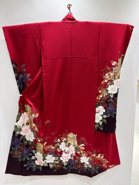 Long-sleeved kimono (furisode) in red, featuring imperial carriages, camellias, and peonies, with a gradient dye and gold and silver accents. [4570191714759]