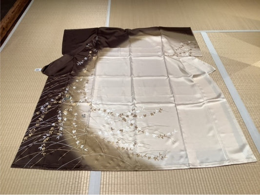 訪問着　ダークブラウン　ゴールド　オフホワイト　蝶（螺鈿）　枝垂れ草　露芝