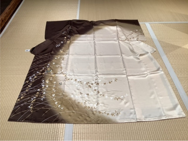 訪問着　ダークブラウン　ゴールド　オフホワイト　蝶（螺鈿）　枝垂れ草　露芝