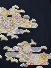 Load image into Gallery viewer, プレミアム　カシュクールＭ　黒留　松　扇　雪輪　刺繍 ［4570191696055］
