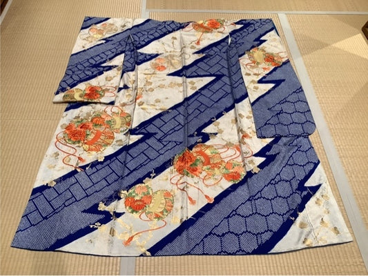 Furisode (long-sleeved kimono) in white and blue with tie-dyeing, featuring drums, plum blossoms, chrysanthemums, peonies, and pine trees. [4570191658190]