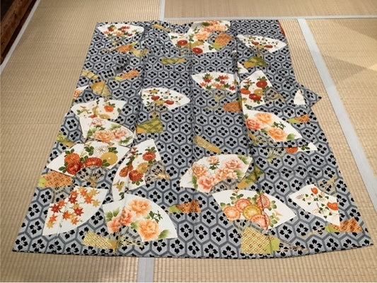 Long-sleeved kimono, gray, hexagonal and floral diamond pattern, fan, gold embroidery, seasonal flowers (orange tones)