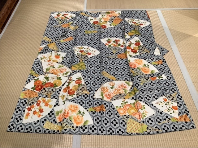 振袖　グレー　六角に花菱　扇子　金駒　四季の花（オレンジ系）