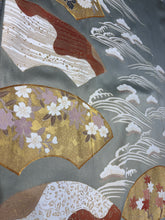 画像をギャラリービューアに読み込む, コクーンＭ　灰緑　扇面　梅　菊　桜　波　金糸　金彩［4570191700783］
