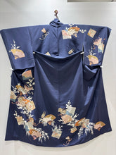 Load image into Gallery viewer, 紺　扇面鼓吉祥花蝶文　金彩［4570191718573］
