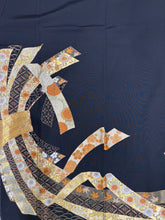 Load image into Gallery viewer, プレミアム　黒留　束ね熨斗草花文　駒刺繍　金彩［4570191718962］
