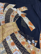 Load image into Gallery viewer, プレミアム　黒留　束ね熨斗草花文　駒刺繍　金彩［4570191718962］
