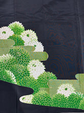 Load image into Gallery viewer, 黒留　菊尽くし　駒刺繍　金彩［4570191719181］
