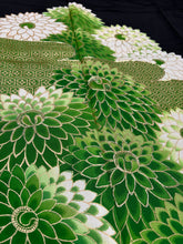 Load image into Gallery viewer, 黒留　菊尽くし　駒刺繍　金彩［4570191719181］

