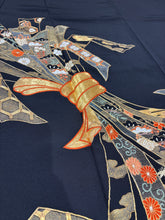 Load image into Gallery viewer, プレミア　黒留　束ね熨斗吉祥花文　駒刺繍［4570191719846］
