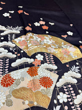 Load image into Gallery viewer, 焦茶色　地紙花梅松文　金彩［4570191718610］

