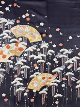 Load image into Gallery viewer, 焦茶色　地紙花梅松文　金彩［4570191718610］
