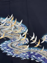 Load image into Gallery viewer, 黒留　飛鶴地紙花文　金彩　作家物［4570191718580］

