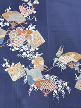 Load image into Gallery viewer, 紺　扇面鼓吉祥花蝶文　金彩［4570191718573］
