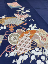 Load image into Gallery viewer, 紺　扇面鼓吉祥花蝶文　金彩［4570191718573］

