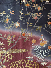 Load image into Gallery viewer, 青み グレー 紫 橘 枝 暈し染め 駒刺繍 金糸 金彩 ［4570191718436］
