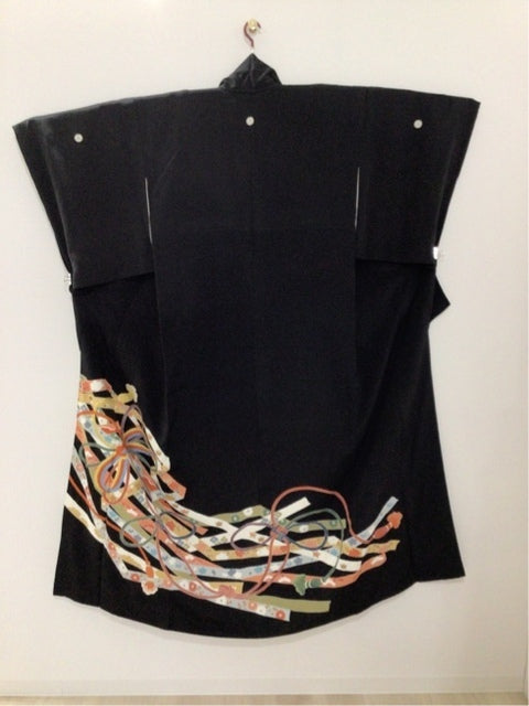 Black formal kimono with noshi (decorative paper wrapping) and knotted cord design, embroidered with gold thread [4570191710607]