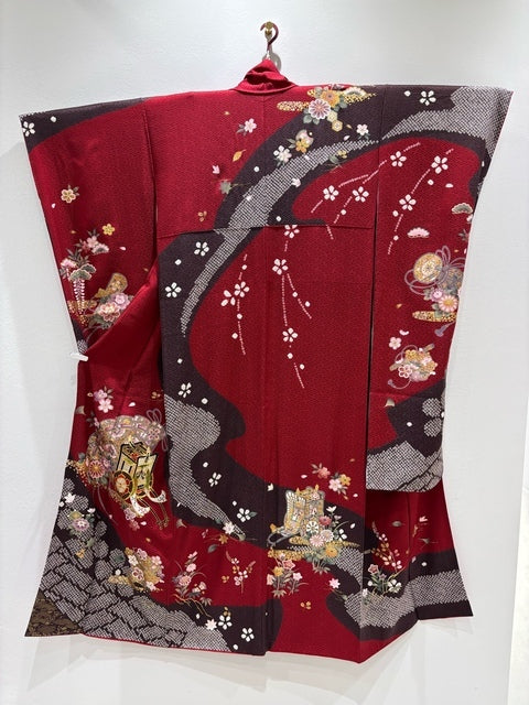 Furisode (long-sleeved kimono) in deep red and red, featuring a court carriage, cypress fan, gold thread, and gold and silver embroidery. [4570191714148]