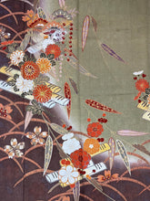 Load image into Gallery viewer, 茶色 カーキ 芝草花文　暈し染め　金銀彩［4570191718245］
