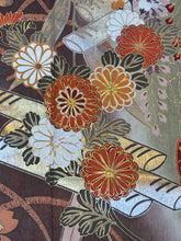 Load image into Gallery viewer, 茶色 カーキ 芝草花文　暈し染め　金銀彩［4570191718245］
