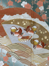 Load image into Gallery viewer, 緑　地紙鴛鴦鷺花文　鶴　雀　駒刺繍　暈し染め ［4570191718078］
