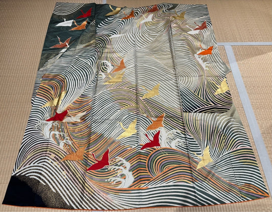Long-sleeved kimono, gray-green, with crane and wave motifs, gold embroidery and gold leaf [4570191657674]