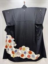 画像をギャラリービューアに読み込む, 黒留　菊唐草文　駒刺繍　金彩［4570191716463］
