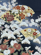 Load image into Gallery viewer, 墨色 濃紺 扇面 草花 金彩 ぼかし ［4570191717484］

