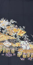 Load image into Gallery viewer, 黒留　飛鶴御所車花文　駒刺繍　金銀彩［4570191717453］
