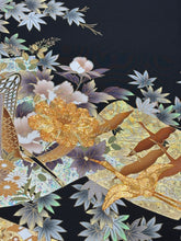 Load image into Gallery viewer, 黒留　飛鶴御所車花文　駒刺繍　金銀彩［4570191717453］
