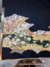 Load image into Gallery viewer, 黒留　流水花鳥文　駒刺繍　金彩［4570191717903］
