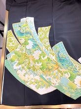 Load image into Gallery viewer, 黒留　松竹梅孔雀花短冊文　駒刺繍　金彩［4570191717637］
