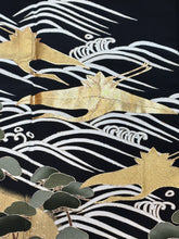 Load image into Gallery viewer, 黒留　飛鶴浜松文　駒刺繍　金彩［4570191717729］
