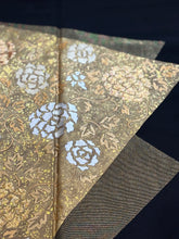 画像をギャラリービューアに読み込む, 黒留　色紙重ね花文　駒刺繍　金彩［4570191717705］
