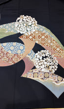 Load image into Gallery viewer, 黒留　吉祥花唐草文　駒刺繍　金彩［4570191717934］
