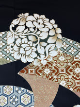 Load image into Gallery viewer, 黒留　吉祥花唐草文　駒刺繍　金彩［4570191717934］
